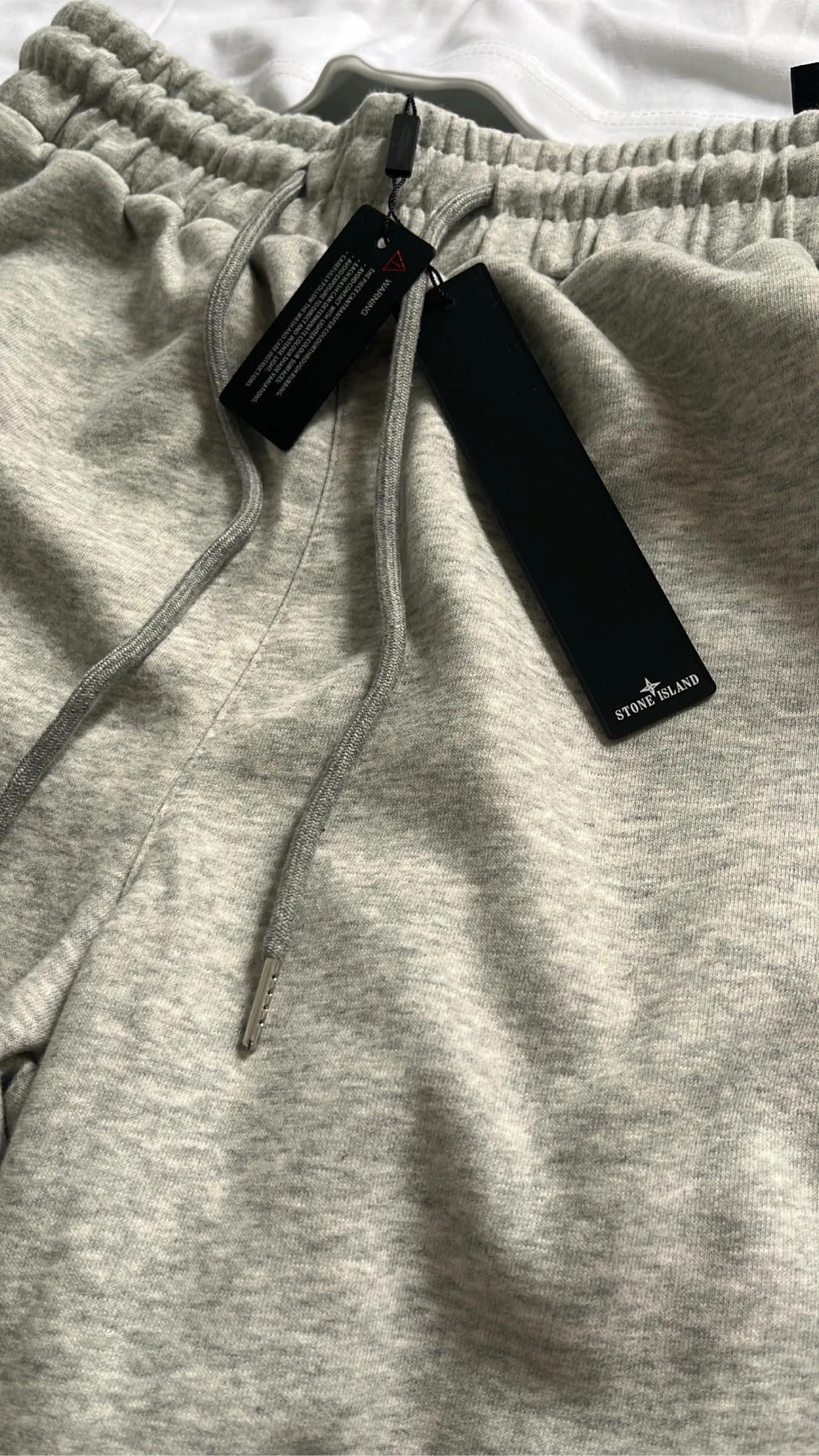 Conjunto Stone Island – T-shirt branco + short cinza – photo 5